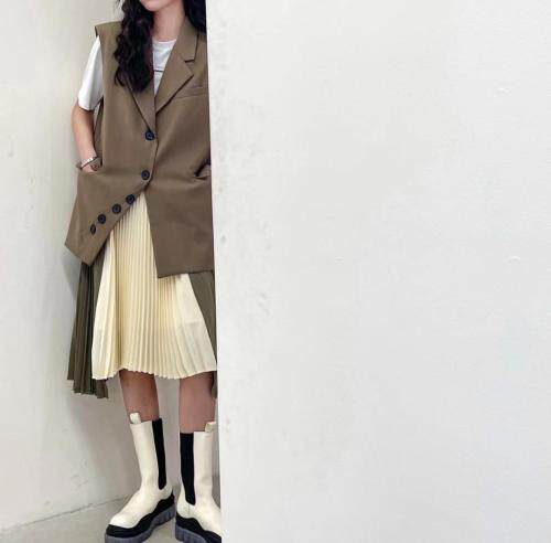 设计师款翻扣马甲图片