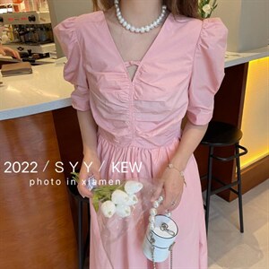 夏季彩色连衣裙美图片