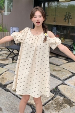 韩版俏皮减龄露肩泡泡袖连衣裙女2025夏季新款法式宽松显瘦短裙字，女装连衣裙，浙宝212A