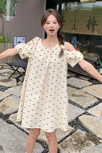 韩版俏皮减龄露肩泡泡袖连衣裙女2025夏季新款法式宽松显瘦短裙字图片