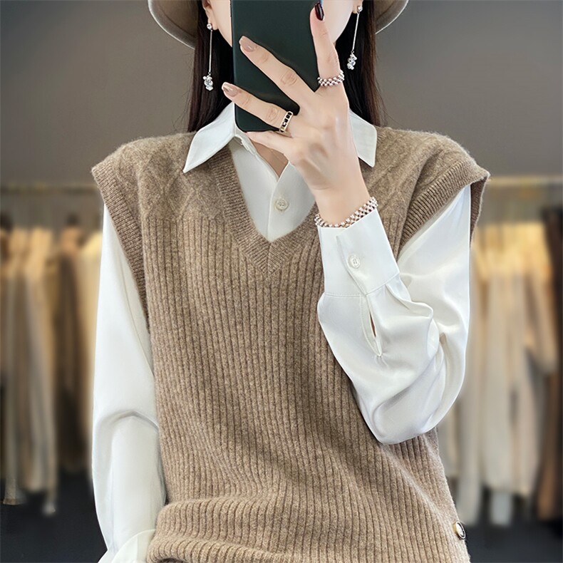 秋冬新款羊毛外搭坎肩背心女纯色V领套头宽松麻花马甲，女装马甲，蒙莲贝斯