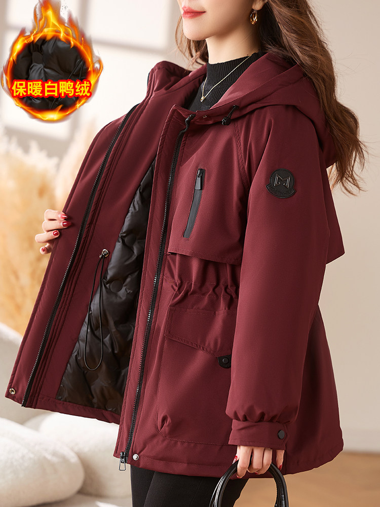 红工装羽绒服女2025冬季新款加厚保暖白鸭绒内胆派克服外套,女装羽绒服,慕咨