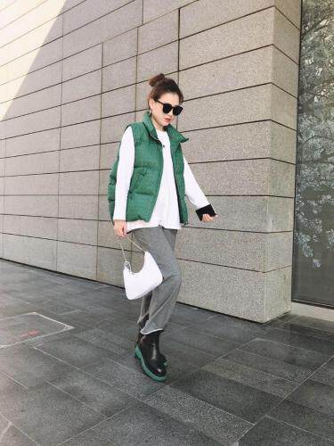 9312--1羽绒马甲
不惧严寒，百搭款演绎整个冬,女装马甲,蓝衣可