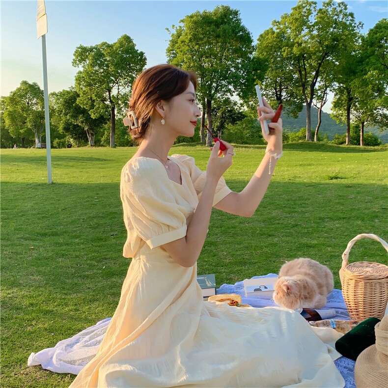 2024年夏天女赫本风可盐可甜法式方领淡黄色长裙露背小心机连衣裙,女装连衣裙,安雅