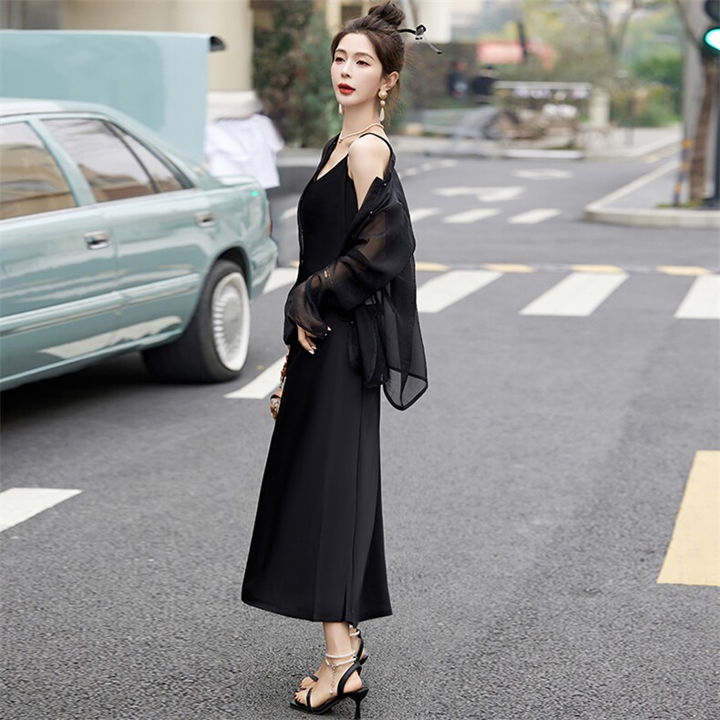黑色低领吊带褶皱缎面连衣裙女夏季富家千金轻奢时尚晚宴礼服长裙,女装套装/套裙,蝶眷