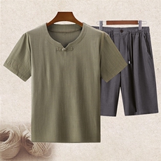 豆绿上衣＋深灰短裤