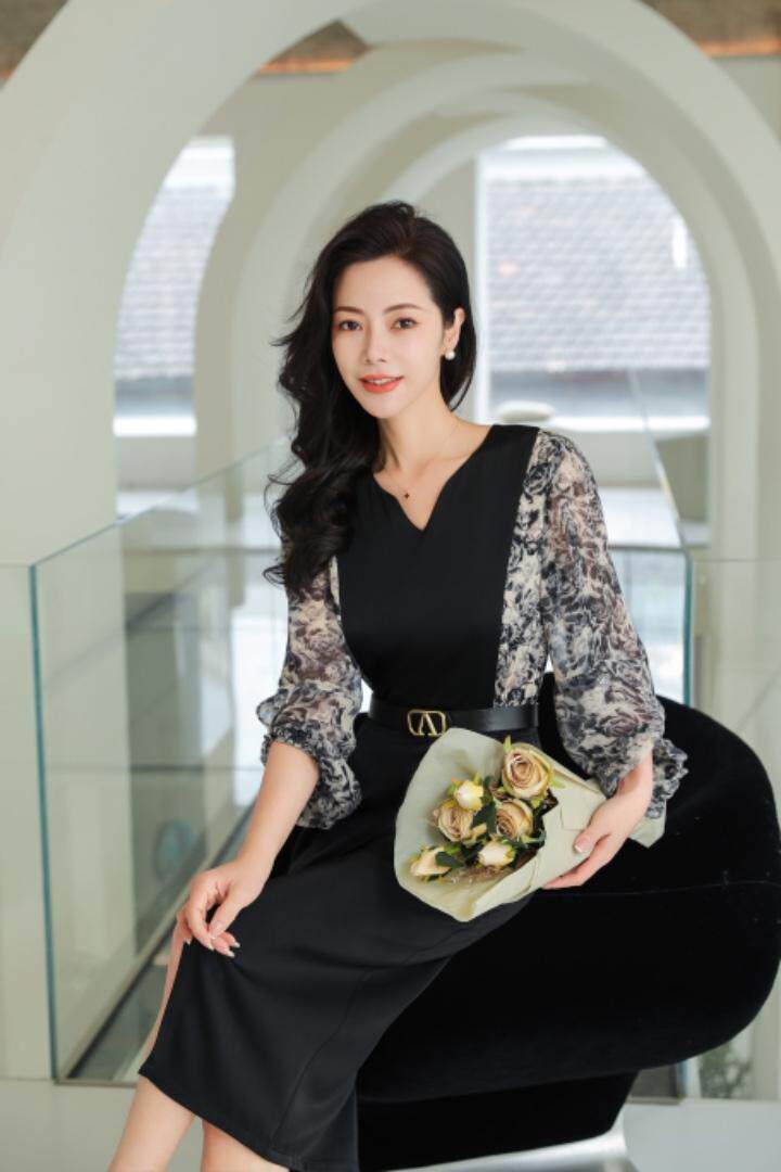 气质碎花拼色连衣裙，女装连衣裙，蓝芝衣秀