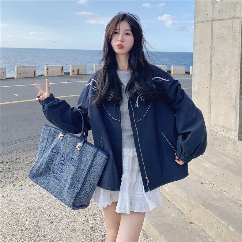 藏青色别致刺绣休闲风外套女2025年春秋季新款韩系松弛感时尚夹克,女装风衣,2C218