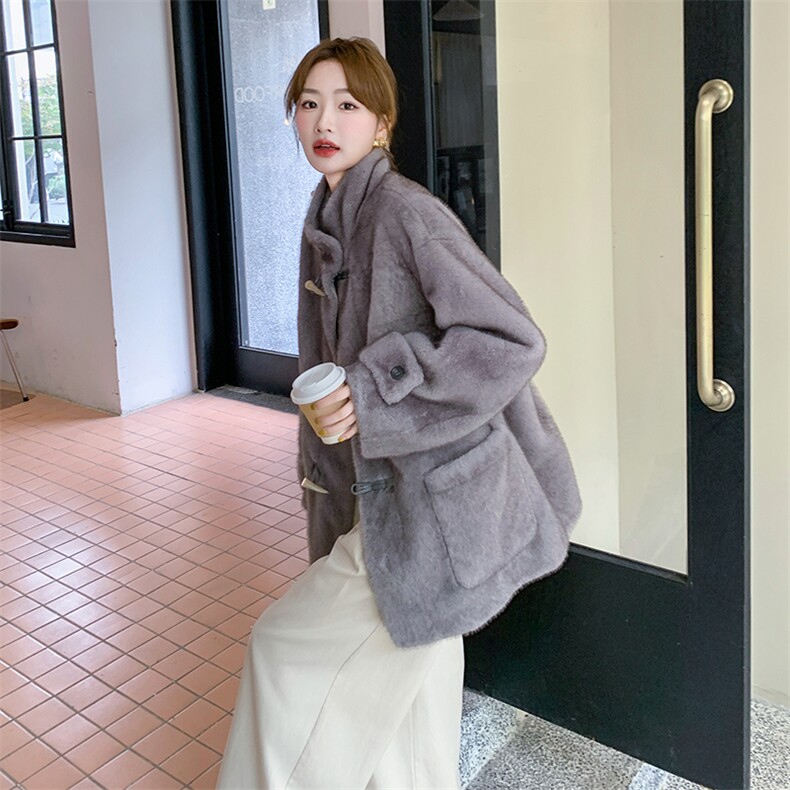 灰色复古高级感牛角扣皮毛一体外套女2025冬新款气质立领毛绒上衣,女装短外套,2C317