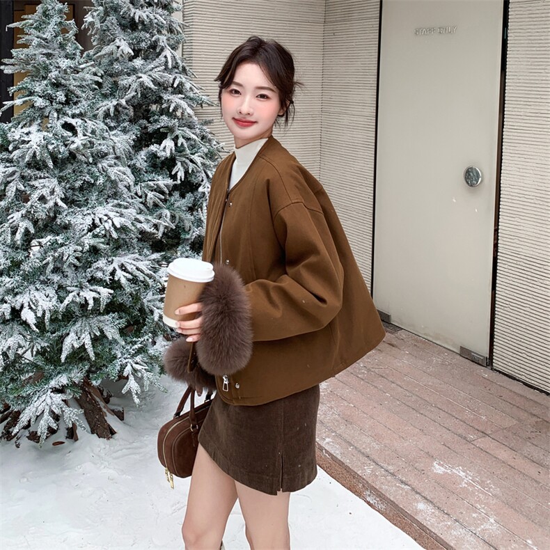 现货-2025年冬季新款可脱卸狐狸毛90白鸭绒内胆派克服短款外套女,女装羽绒服,霓裳依族