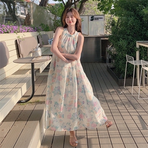 法式浪漫印花无袖挂脖连衣裙女夏2025新款气质超仙海边度假风裙子图片