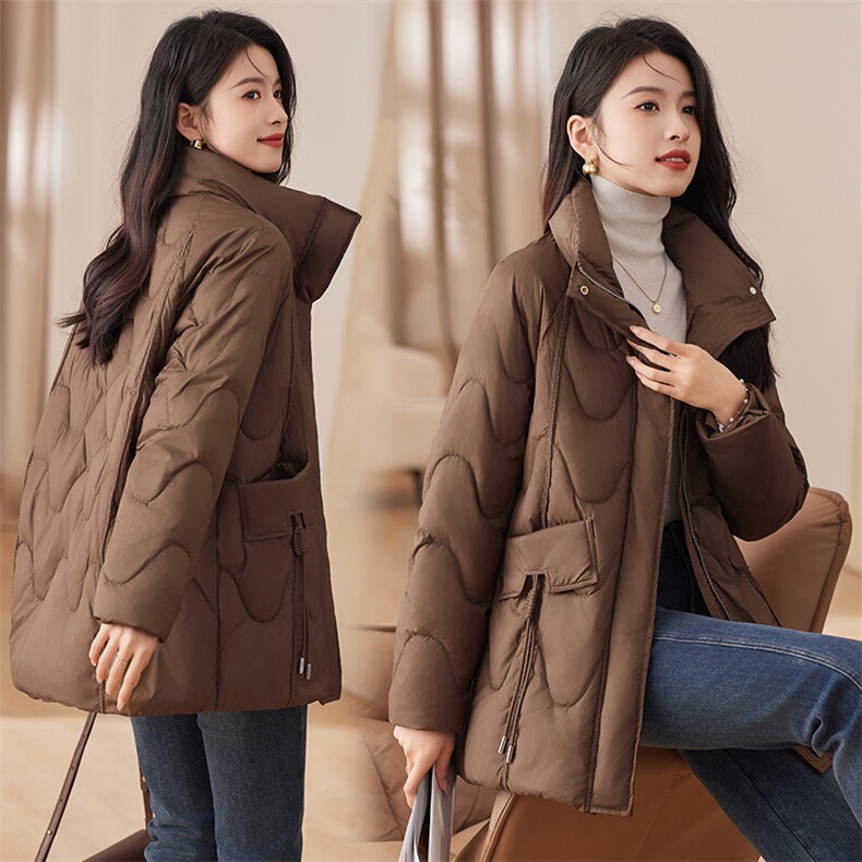 高端设计感羽绒服女冬季2023新款休闲时尚洋气立领加厚白鸭绒外套，女装羽绒服，余墨