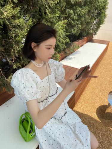 白色波点提花连衣裙图片