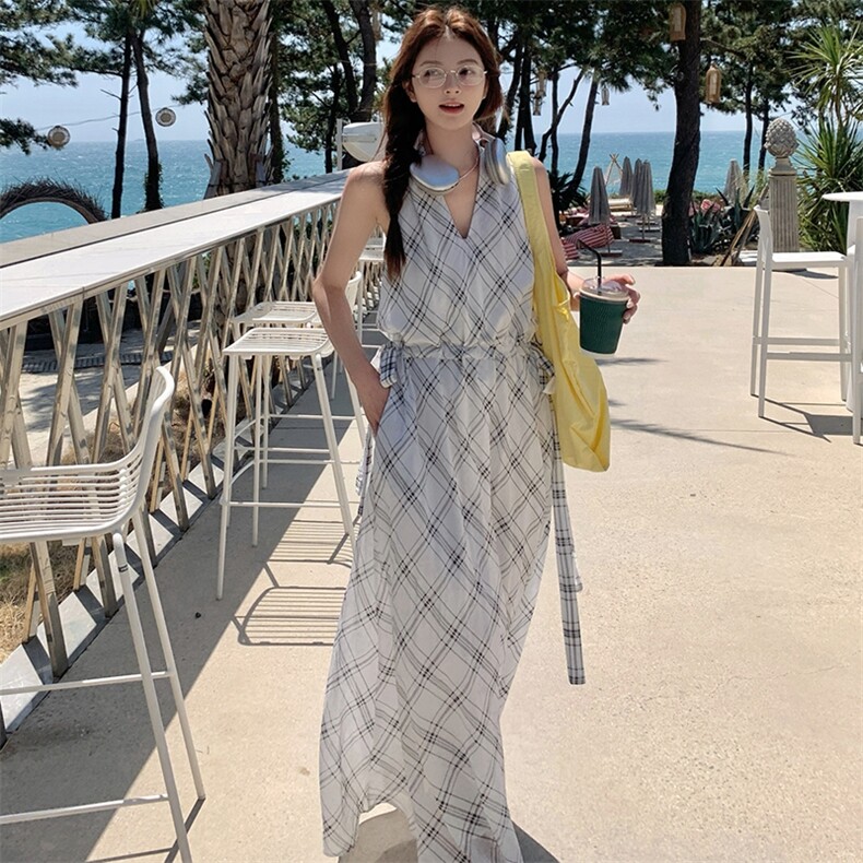 氛围感无袖挂脖格纹连衣裙女2025夏季新款韩系度假风收腰显瘦长裙,女装连衣裙,浙宝305