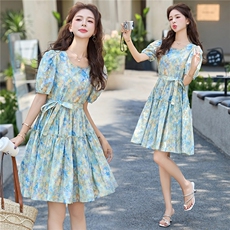 碎花连衣裙女夏2025年新款收腰遮肉显瘦温柔气质法式减龄印花裙子，女装连衣裙，卡杰菲