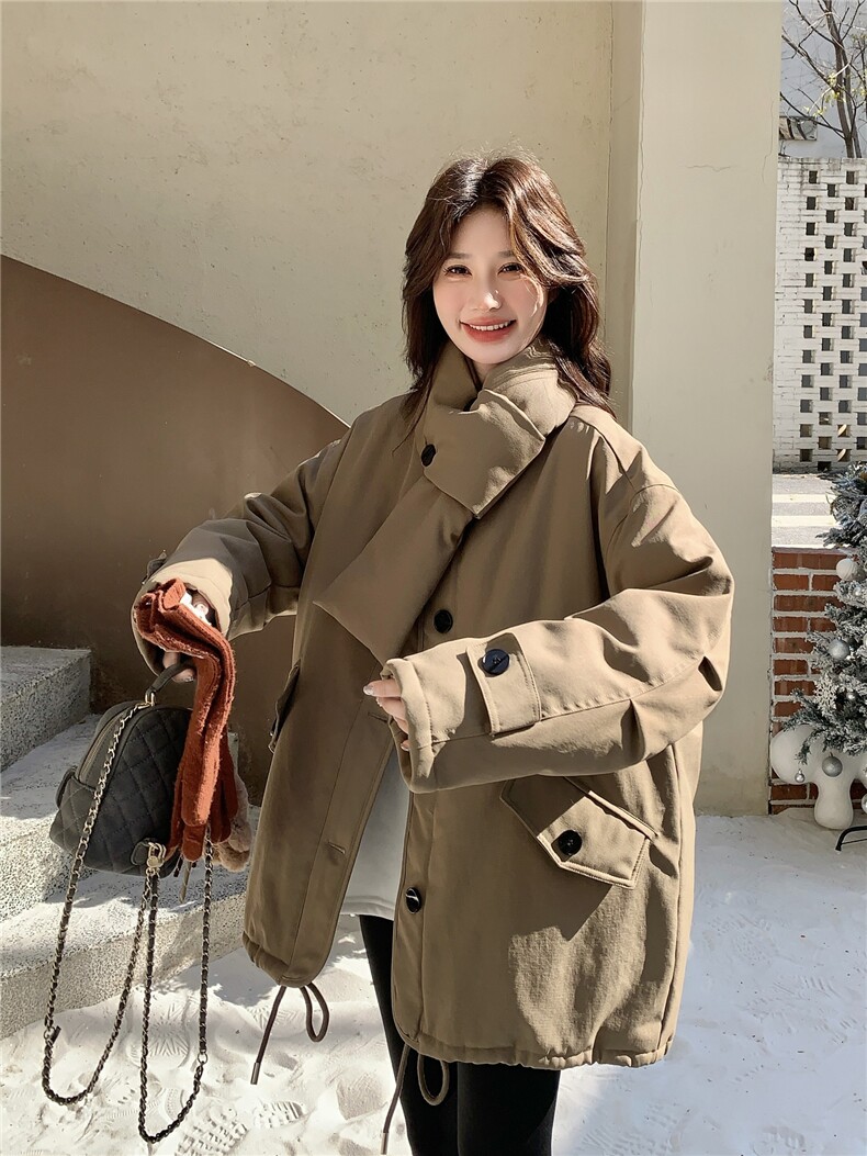 驼色立领羽绒服女2025冬季中长款宽松纽扣装饰保暖外套上衣配围脖,女装羽绒服,艾米莉亚