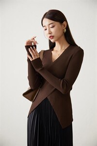 《现货》交叉设计冰丝针织显瘦上衣图片