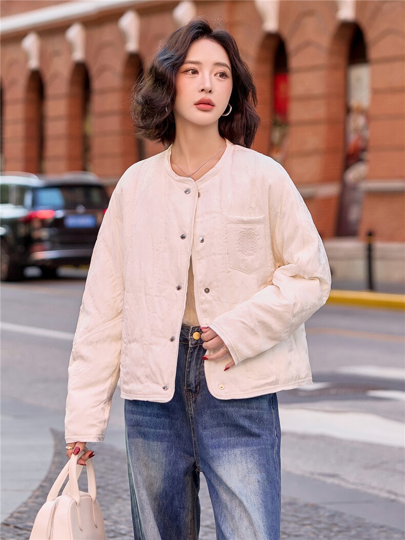 现货新款暗纹提花白鸭绒羽绒服女2025冬季短款冬装外套,女装羽绒服,梦懿尔