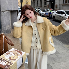 新款黄色皮毛一体羊羔毛外套2D014-10033-P195-K288，女装短外套，2D014