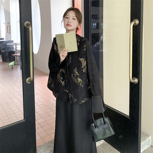 浮雕肌理感盘扣马甲+半高领设计上衣+半身裙三件套图片
