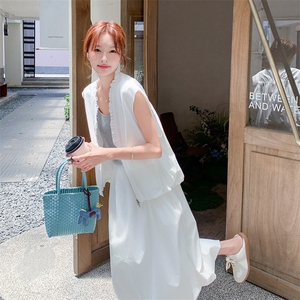 白色无袖工装马甲半身裙套装女夏又a又飒两件套小众不撞款流行图片