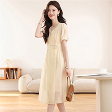 2026夏季新款淡黄色V领连衣裙泡泡袖收腰盘扣显瘦中长款气质茶歇，女装连衣裙，艾米