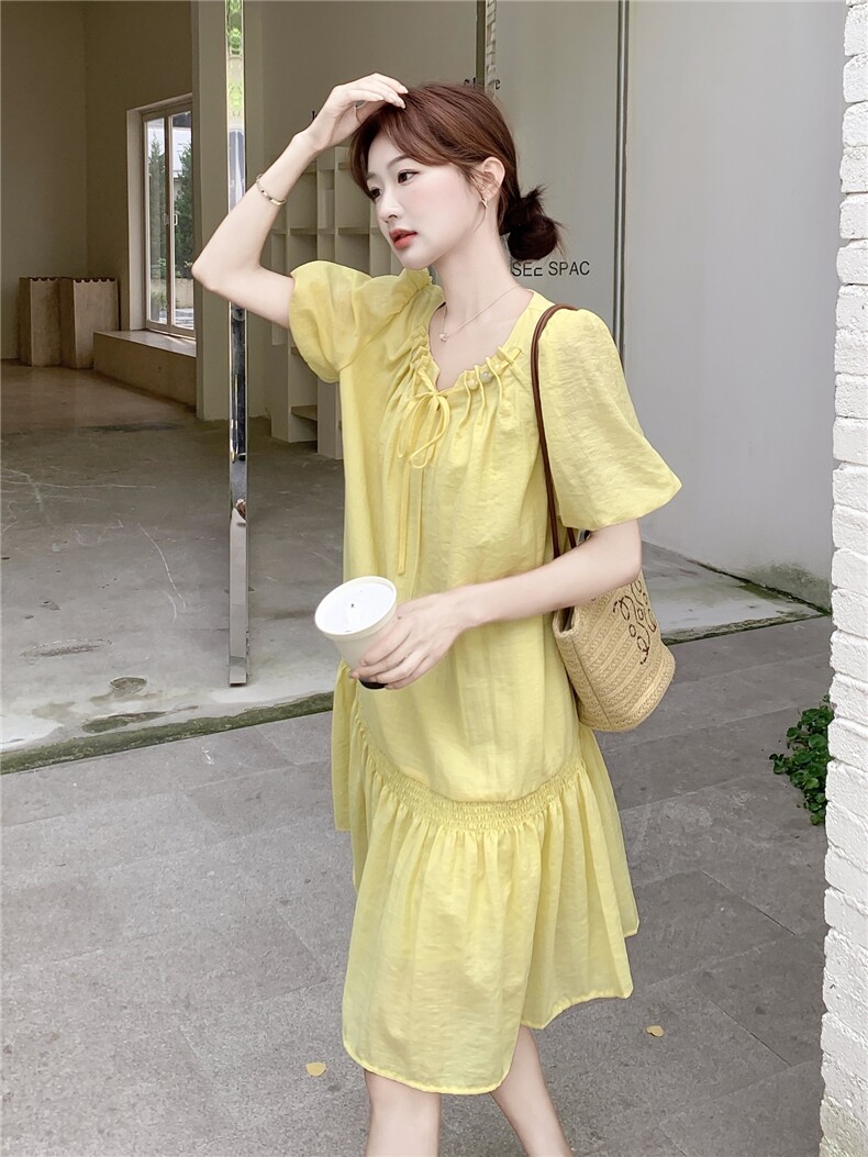 奶黄色泡泡袖设计感连衣裙女夏季法式漂亮绝美气质慵懒风荷叶边裙,女装连衣裙,霓裳依族