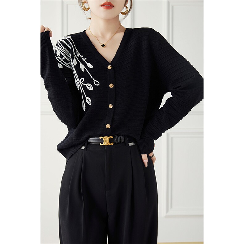 2024年秋冬季新款休闲/淑女通勤百搭肩部绣花V领镂空开衫，女装针织衫/毛衣，丽特绒