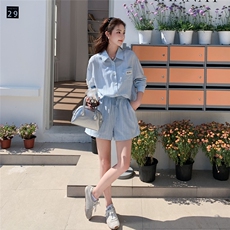 超火减龄感穿搭翻领长袖蓝色条纹上衣配短裤女夏2025新衬衫两件套，女装套装/套裙，帛锦泉