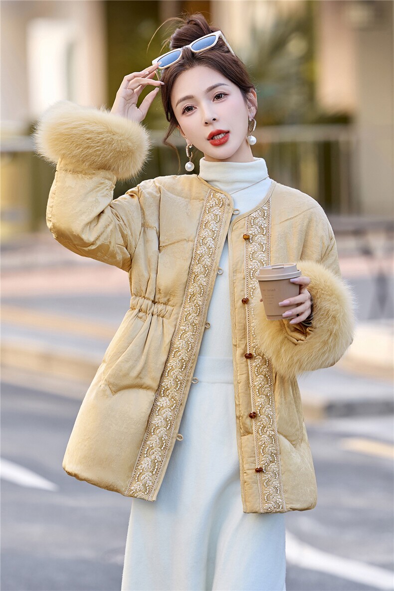 新中式压花钉珠真狐狸毛羽绒服女2025年冬季中长款外套90白鸭绒,女装羽绒服,润尚靓点