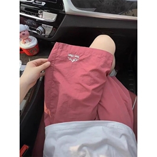 玫红色