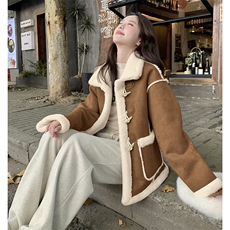 绿色高级感牛角扣羊羔毛外套女冬季新款保暖百搭拼接皮毛一体棉服，女装短外套，2C129