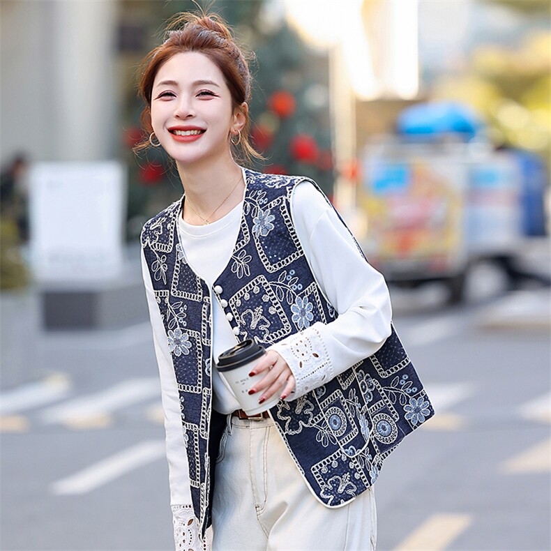 欧货气质盘扣牛仔蓝马夹女2025春装新款国风亮片明线刺绣牛仔马甲,女装马甲,秋水欣儿