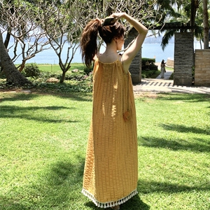 黄色海边度假风流苏吊带连衣裙女2025夏新款高级感宽松气质沙滩裙图片