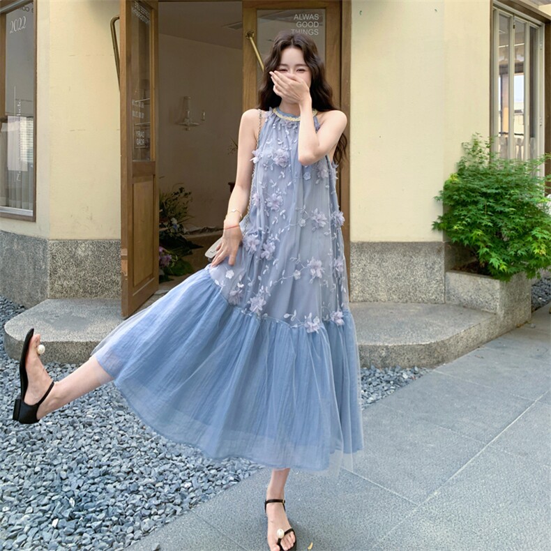 蓝色网纱立体花朵挂脖连衣裙女2025夏季新款超仙绝美度假风长裙潮图片