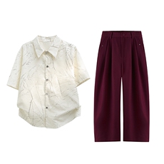 白色+酒红色