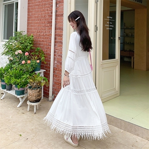 长袖白色气质连衣裙高级春秋2025新款女v领宽松流苏拼接镂空裙子图片