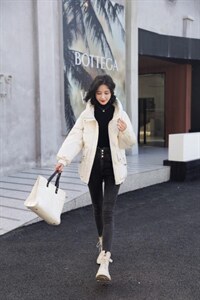 新款羽绒服图片