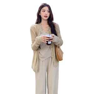 2024年秋装针织盘扣复古毛衫+不规则吊带衫+松紧腰阔腿裤三件套图片