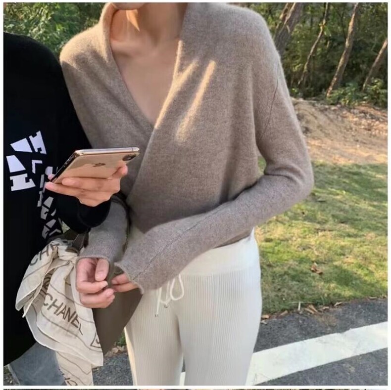 休闲/淑女2024年秋季简约精致百搭纯色V领套头羊毛衫,女装羊毛衫,戎咖羊绒