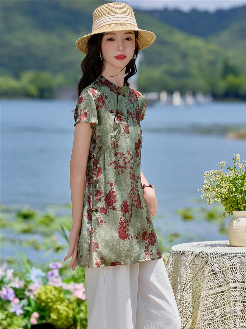 2026年夏季新中式套装，绿低红花中式上衣配白色裤子，松弛显瘦,女装套装/套裙,米莱