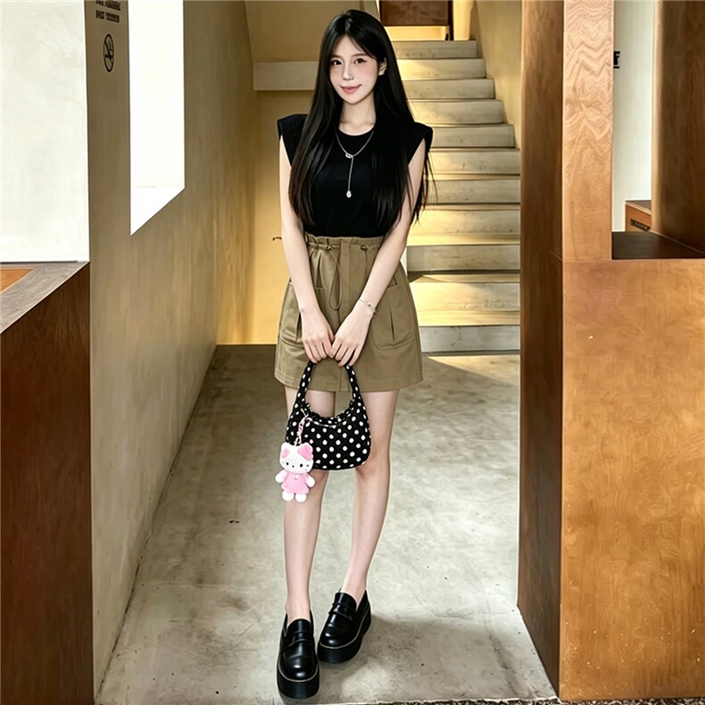 女夏季新款时尚减龄套装收腰显瘦圆领黑色无袖上衣工装短裙两件套图片 女夏季新款时尚减龄套装收腰显瘦圆领黑色无袖上衣工装短裙两件套图片