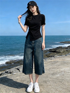 时尚简约套装女夏季新款收腰显瘦圆领开叉短袖阔腿牛仔中裤两件套图片
