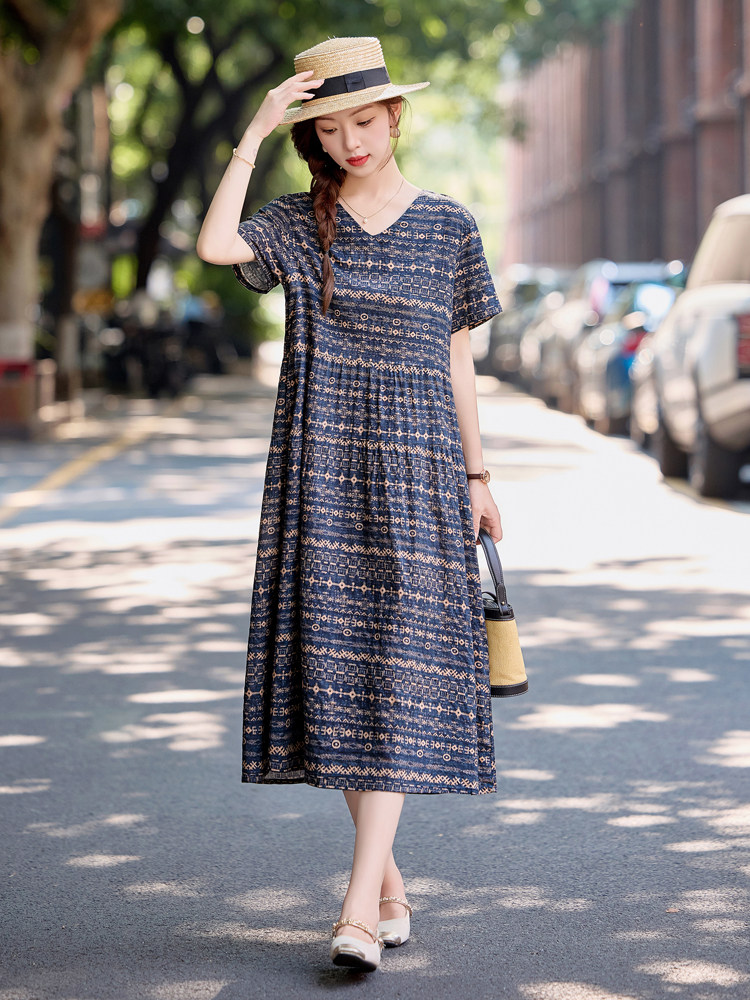 印花连衣裙女2025夏季新款今年流行爆款中长款大码时尚v领裙子潮,女装连衣裙,依万里