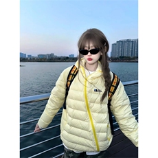 浅黄色