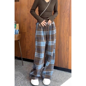 AK2468-P55蓝色格子阔腿裤子女加绒kd抽绳高腰显瘦拖地休闲裤,灰色内搭配米白色外套图片