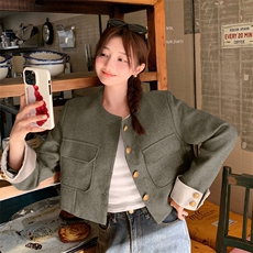灰绿色