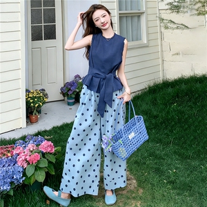 松弛感时尚洋气套装女夏季新款圆领无袖收腰上衣波点阔腿裤两件套图片
