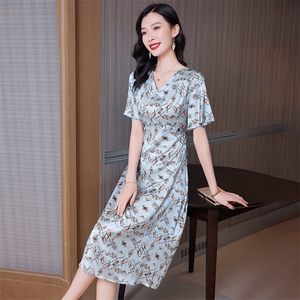 时尚v领印花大码真丝连衣裙女夏季高级感杭州重磅缎面真丝裙子图片