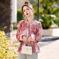 现货新中式短外套女2026春季新款高级感复古盘扣提花粉色唐装上衣，女装短外套，依如秀(原杭风阁)